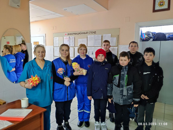 Активисты РДДМ сегодня поздравили всех женщин Кузбасской клинической станции скорой помощи С 8 марта