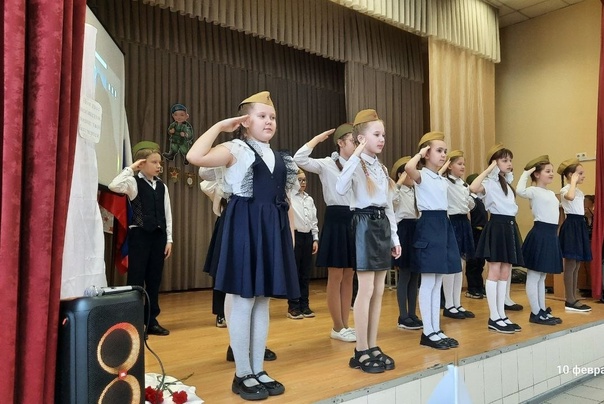 Сегодня в начальной школе прошёл конкурс инсценированной военно-патриотической песни